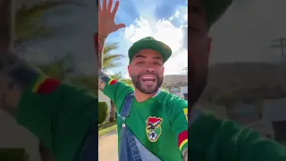 cantante venezolano "Nacho", luciendo la polera de la selección boliviana