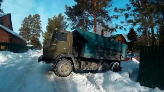 Весна   КамАЗ буксует на дачах