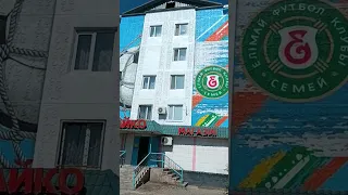Город Семей, Мурал на фасаде дома с эмблемой футбольного клуба "Елимай" #shorts
