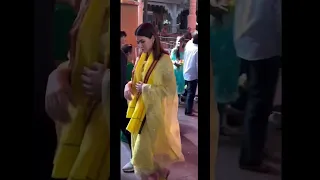 Kriti Sanon Visited Siddhi Vinayak Temple To Seek Blessings#kritisanon #viral #trending #viralvideo