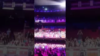 Thalía Latina Love Tour Live in Los Angeles (el publico a reventar) miren