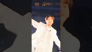 la vez que jungkook 🐰 no podía dejar de mirara a una hermosa Army ❤🥺