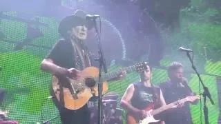 Willie Nelson & Family – Beer for My Horses (Live at Farm Aid 2016)