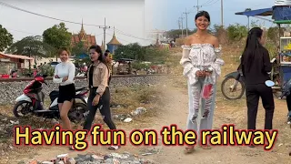 The migrant worker girl in has no money to go to nice places, so she can only date by the railway