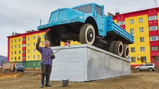 Колымская трасса. Памятник чешскому автомобилю Tatra в Сусумане