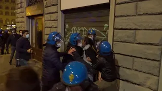 Firenze, nuove proteste contro Dpcm: tensione con la polizia