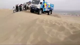 Прохождение дюны пролога ралли «Дакар 2018» экипажами 507 и 515 команды «КАМАЗ мастер», январь 2018