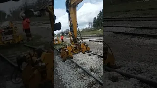 Une bourreuse est un engin de travaux ferroviaires servant au positionnement de la voie