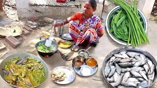SMALL FISH curry with fresh vegetables cooking in tribal method by santlai tribe women||rural India