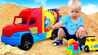 Um  caminhão betoneira de brinquedo. Caminhões infantis. Vídeos com brinquedos para crianças.