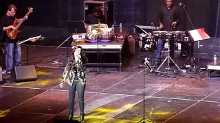 Shreya Ghoshal Singing Teri Ore From Singh Is Kinng Live Concert in Chicago 15th August 2014