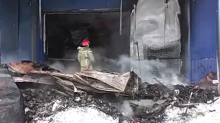 Миколаївська область: рятувальники локалізували пожежу в одноповерховій будівлі ТЦ «Епіцентр»