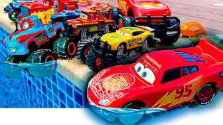 Clean up muddy minicars & disney car convoys! Lightning McQueen, Tow Mater, Doc Hudson