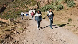 En las alturas de Huancavelica, estudiantes caminan largas distancias para recibir educación.