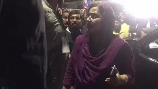 Uzma Bukhari Slaps PDM JALSA FAISLABAD | PDM JALSA UZMA BUKHARI | عظمی بخاری کا سکیورٹی والے کو تھپڑ