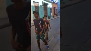 Фристайл в исполнении колумбийских уличных рэперов