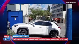 VEÍCULO ESTACIONADO EM CALÇADA IMPEDE PASSAGEM DE PEDESTRES