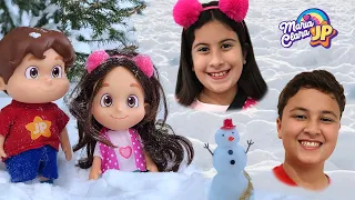 Maria Clara e e seus Bonecos Brincam na Neve - Histórias divertidas dos Bonecos Maria Clara e JP