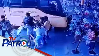 3 sugatan nang araruhin ng bus ang ilang pasahero | TV Patrol