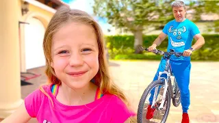 Настя учится кататься на велосипеде. Полезное видео для детей