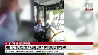 Feroz agresión de un motociclista a un colectivero