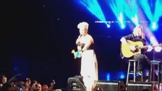 Pink stops concert in Philadephia to help crying girl