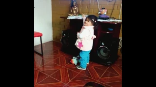 Mi hermanita  bailando