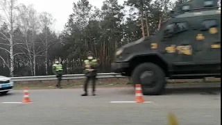 На въезде в Киев бронетехника и бетонный блокпост