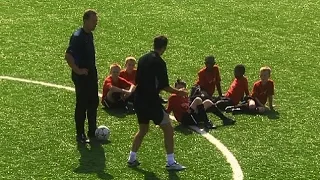 Ryan Giggs Teaches 12 Year Old Danny Welbeck How To Unbalance Defenders In 2003