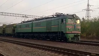 ВЛ8М-596 з вантажним потягом