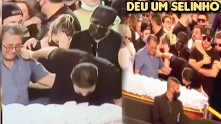 Henrique Da Dublado com Juliano Se despedir Dando selinho em Marília Mendonça