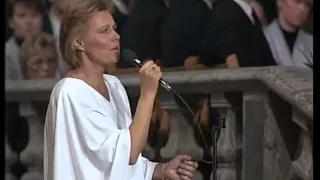 Olof Palme's funeral,Aria Saijonmaa sings "Einai megalos o kaimos" music by Mikis Theodorakis