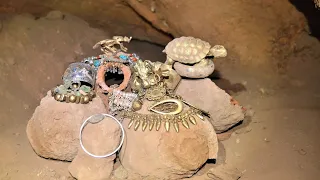 Found treasure chest full of golden gewelry deep in an ancient cave/TREASURE HUNTER / كنوز ودفائن
