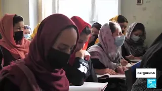 Tras el regreso de los talibanes, las mujeres afganas luchan para seguir estudiando • FRANCE 24