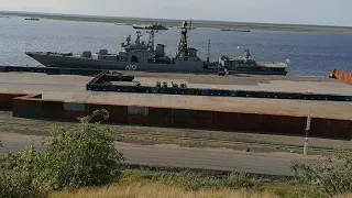 В Дудинку пришли военные корабли.