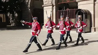 Смена почетного караула возле Президентского дворца в Софии. Болгария