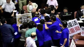 Lancers de chaises et bombes à eau au Parlement de Taïwan