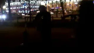 Уличный музыкант на Сенной в Питере поет песню Гребенщикова Над небом голубым