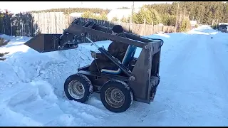 Бортповоротный погрузчик своими руками. Первый выезд. Уборка снега.