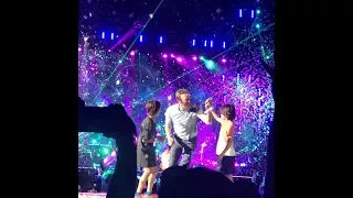 Chris Martin dancing with 2 little kids on stage (Aug. 22, Toronto)