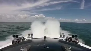 قارب سريع بسرعه جنونيه