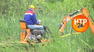 Нижнекамец с помощью плавающего экскаватора очищает озеро