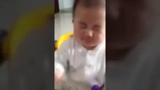 Ребёнок ест лимон ( baby eating lemon) funny