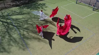 Biało - czerwona Szkoła Mentis. Pokaz grupy tanecznej (ujęcie z bliska)