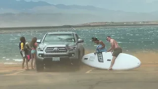 Strong Winds Blow Surfboard Away After Person Desperately Tries to Save it - 1348587