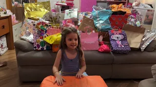 Gigi abrindo os presentes de aniversário de 4 anos