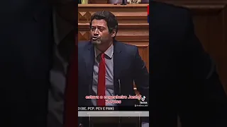 O dia em que metade do parlamento bateu palmas a André Ventura