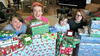 OPENING PRESENTS ON CHRISTMAS MORNING! CHRISTMAS SPECIAL 2017!