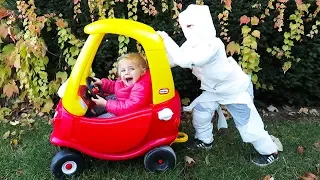 Little Girl Elis plays with Brother Thomas Mummy and Little Tikes Cozy Coupe Family Fun