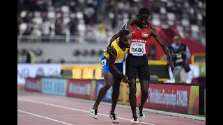 Dramática llegada de Jonathan Busby a meta en la prueba de 5.000 metros del Mundial de Doha